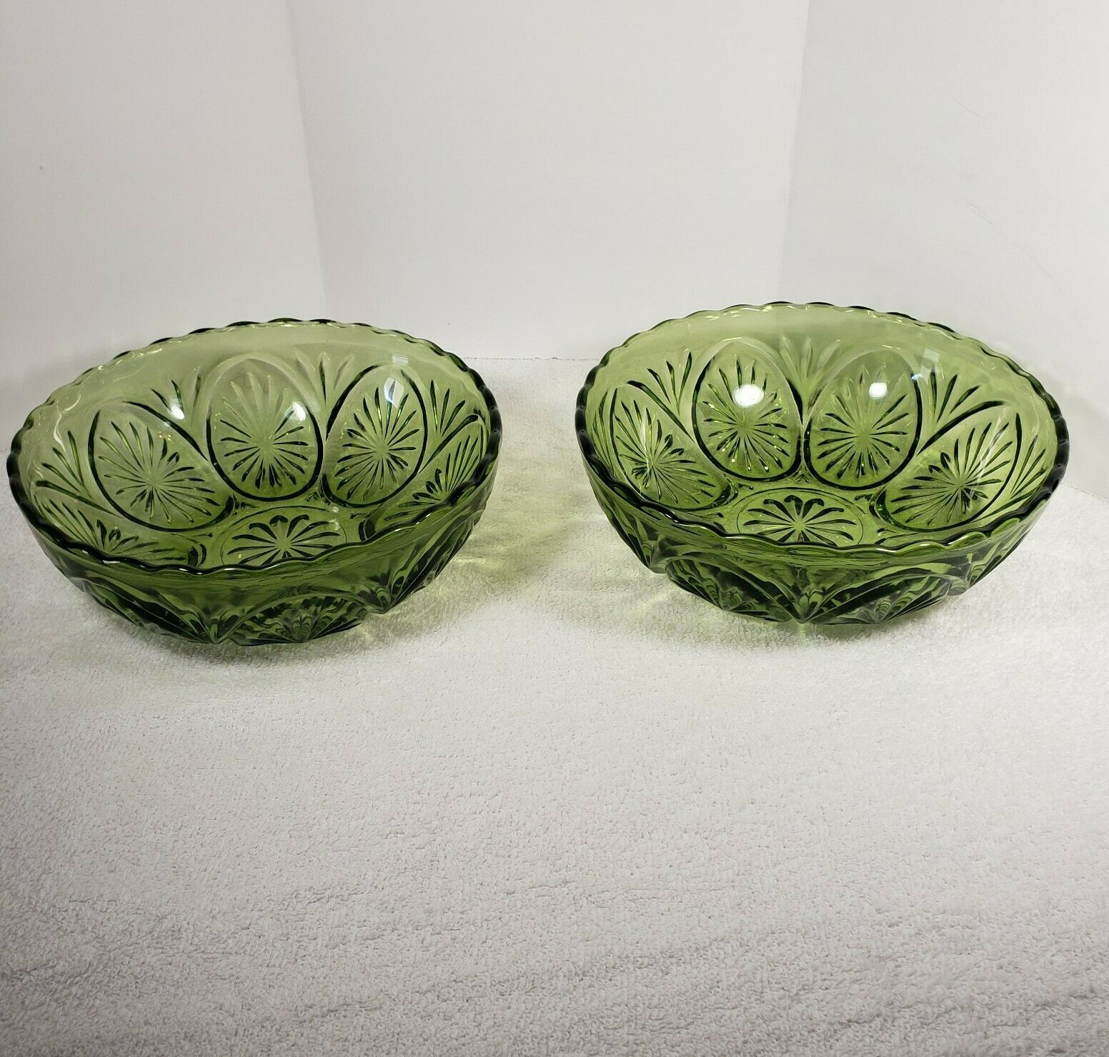 Vintage Pair Green Pressed Glass Starburst Pattern Serving Bowls 8.75"